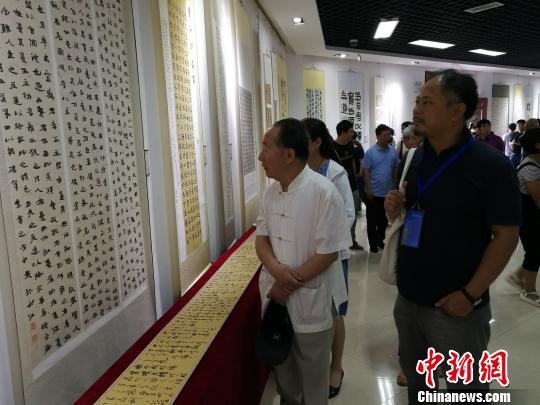 与会的知名专家参观书法作品展。 王鹏 摄