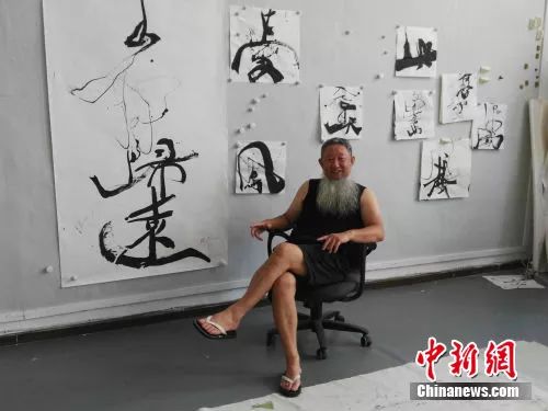邵岩在画室接受记者采访。中新网记者 宋宇晟 摄